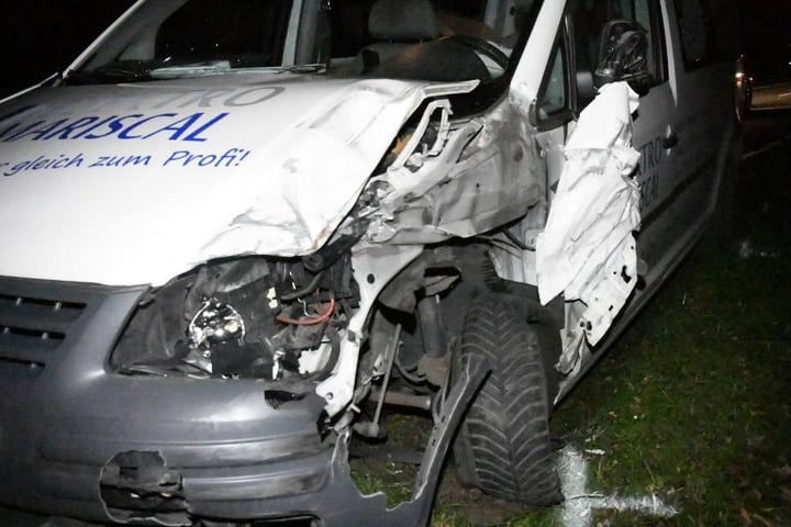 Auch die Front des Caddy wurde bei dem Crash komplett eingedrückt.