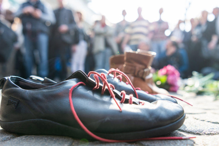 Viele legten Blumen, aber auch Schuhe nieder.