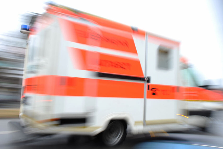 Schwer verletzt wurde der 56-Jährige in ein Krankenhaus gebracht (Symbolfoto).