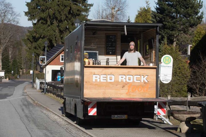 Ein umgebauter Lkw, der vorher Sporttechnik beherbergte, ist jetzt Danielo Müllers (44) Wurstküche.