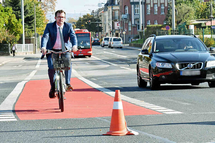 Bürgermeister Raoul Schmidt-Lamontain (42, Grüne) testet den neuen roten Radstreifen.