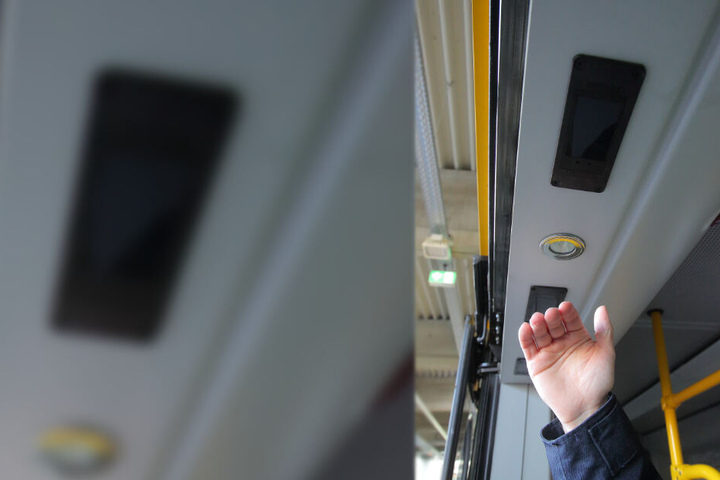 Sensoren an der Tür zählen die Fahrgäste.