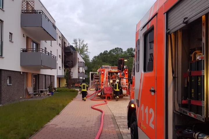 Die Kameraden der Leipziger Feuerwehr konnten die Bewohnerhin nur noch tot bergen.