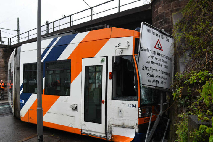 Die Straßenbahn ist aus dem Gleisbett gehoben.