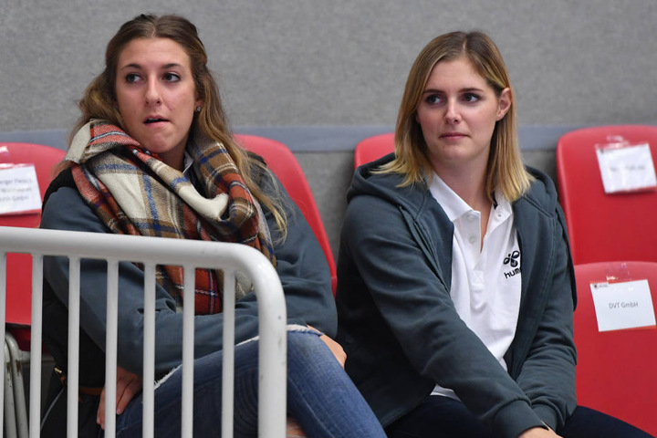 Mit Jocelynn Birks (l.) und Valérie Courtois konnten bereits zwei Spielerinnen mit Knieproblemen nur Zusehen.