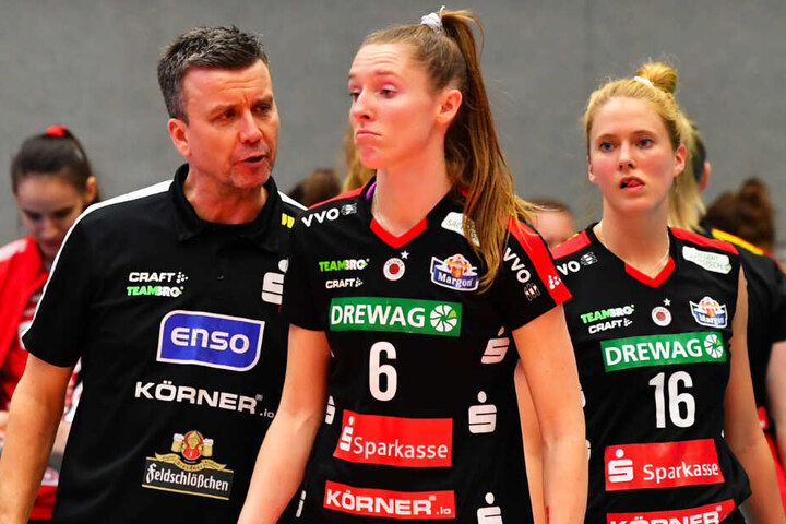 Chefcoach Alex Waibl redet in einer Auszeit auf Kadie Rolfzen ein.