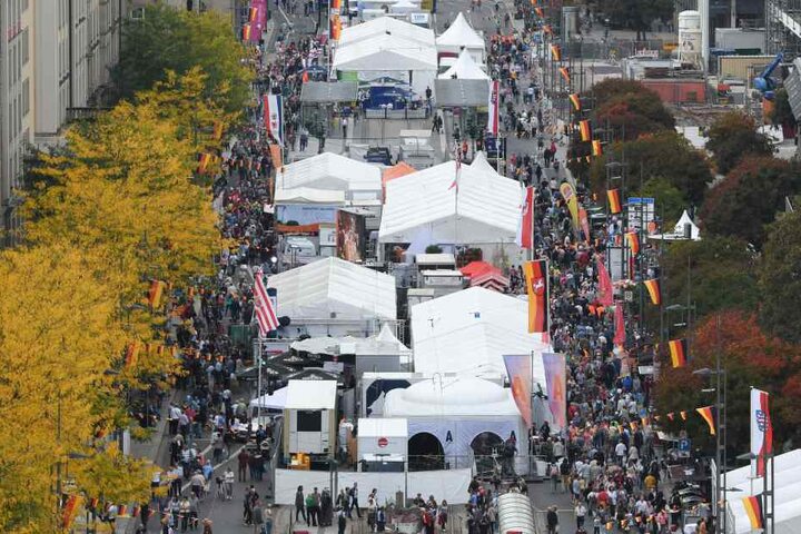 Vom Altmarkt beginnend zieht sich die Festmeile über die Wilsdruffer Straße. Bereits am Samstag flanierten hier Tausende Besucher.