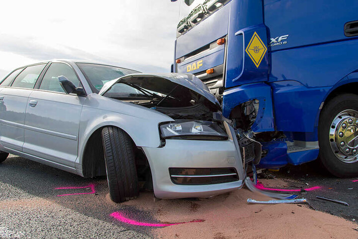 Der Audi und der Laster sind frontal zusammengestoßen.