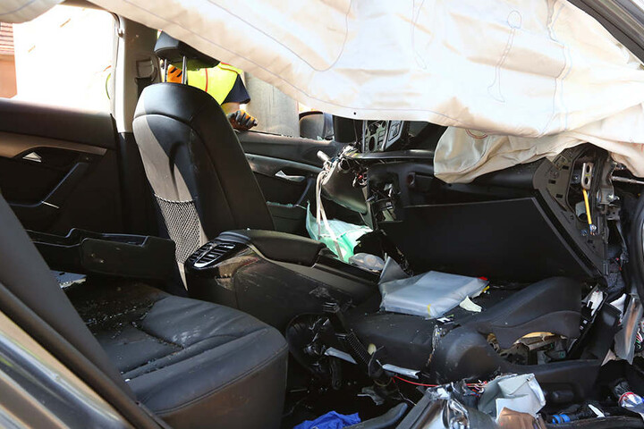 Der demolierte Pkw von innen. Der Fahrer musste herausgeschnitten werden.