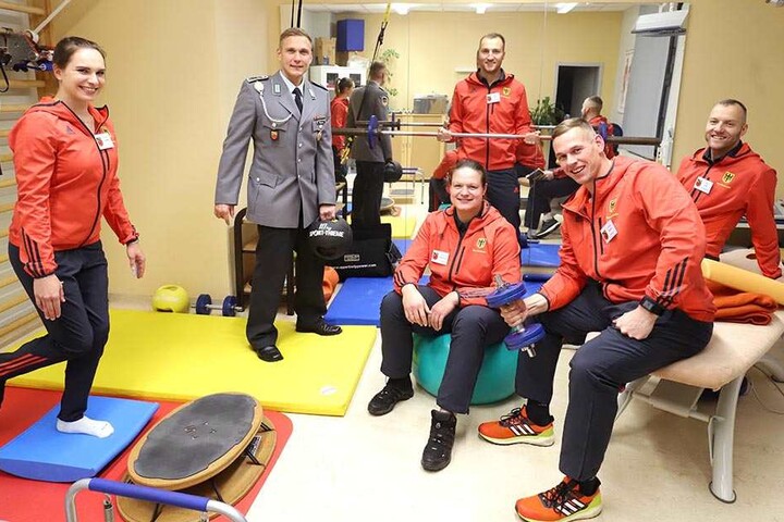 Schwitzen im Bundeswehr-Sportraum: (v.l.) Sophie Scheder, Rico Wagner (37), Christina Schwanitz, Nico Ihle, Candy Bauer und Denny Ihle.