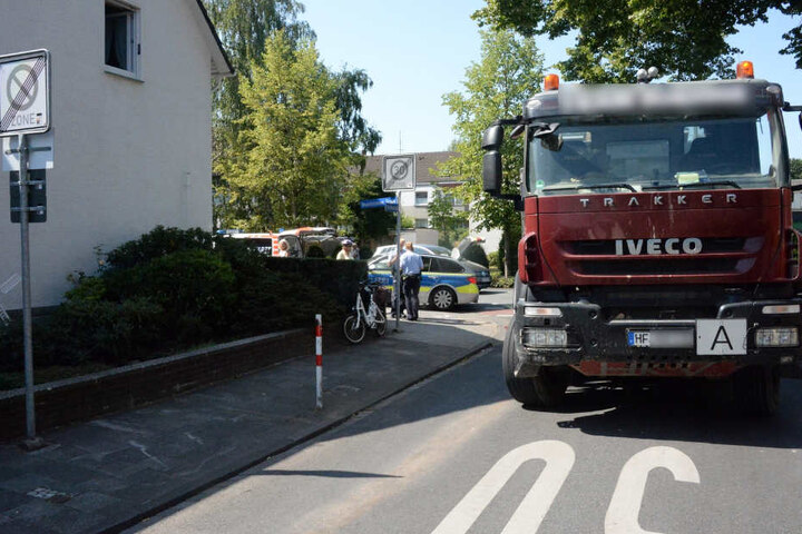Die Polizisten sperrten die Kreuzung zur Unfallaufnahme ab