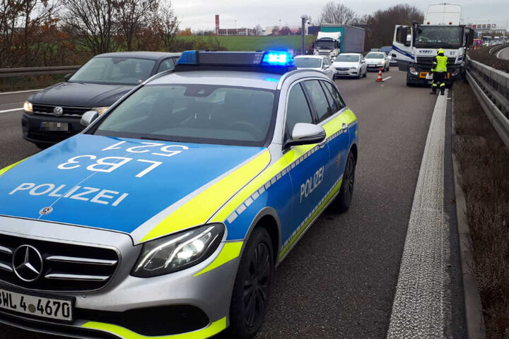 Der Lkw krachte bei Ludwigsburg in die Mittelleitplanke.