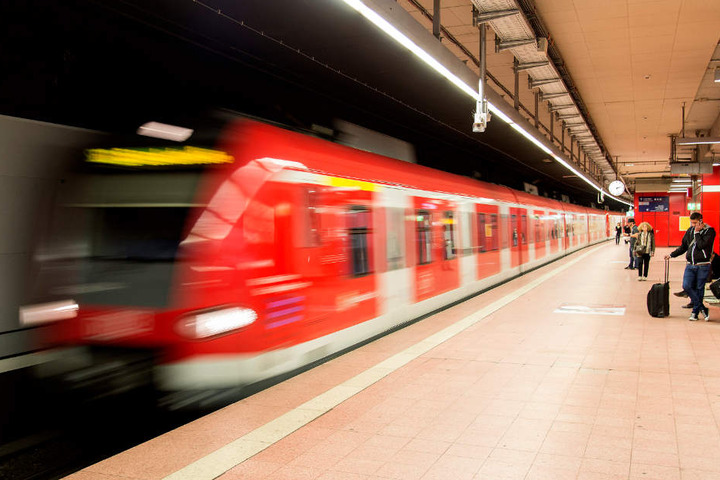 Noch bis Mitternacht kam es zu erheblichen Beeinträchtigungen im S-Bahn-Verkehr. (Symbolbild)