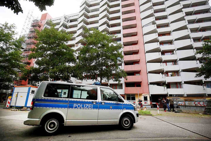 Ein Polizeifahrzeug steht vor dem Wohnhaus Osloerstr. 3 in Köln.
