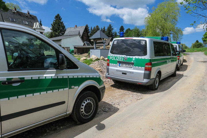 Zahlreiche Einsatzwagen am Grundstück, auf dem die Razzia stattfand.