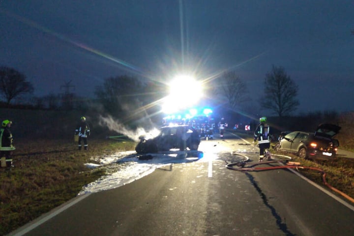 Die Feuerwehr löschte das brennende Auto.