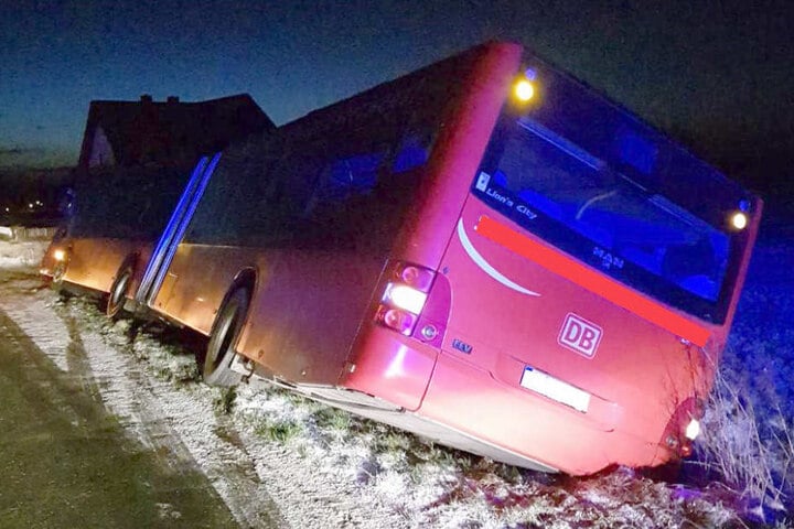 Der Fahrer musste eine Scheibe einschlagen, um aus dem Bus zu kommen.