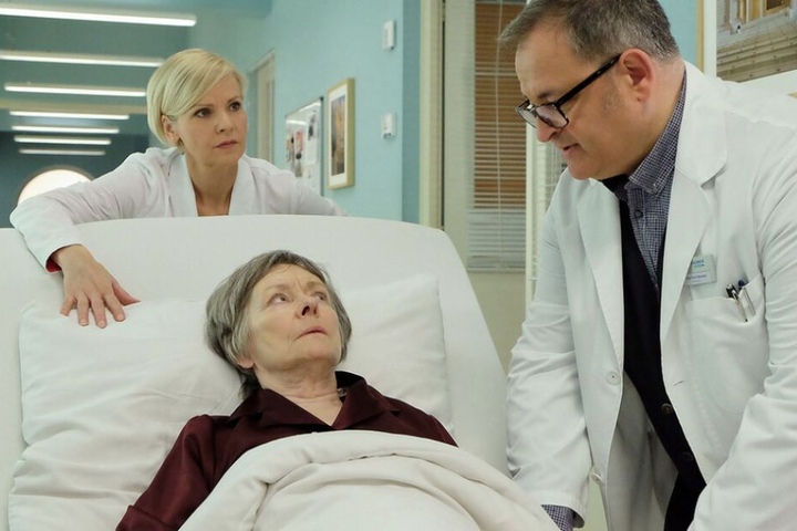 Seine Mutter Luise (Mitte) hat einen Tumor im Magen-Darm-Trakt. Für den Assistenzarzt bricht eine Welt zusammen.