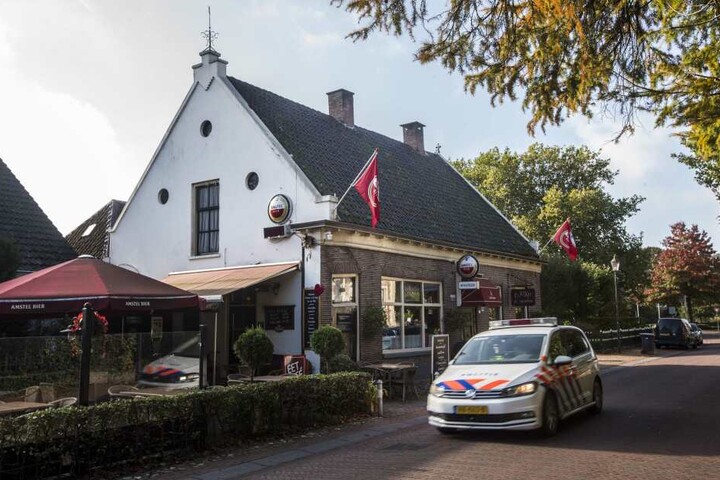 Ein Polizeiwagen fährt an dem Café "De Kastelein" vorbei. Auf einem zum Dorf gehörenden abgelegenen Hof soll eine Familie jahrelang im Keller gehaust haben