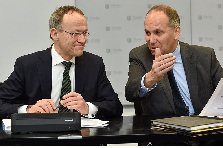 Lächelt ob der Kritik von Rechnungsprüfungsamts-Chef Herbert Gehring (58, r.) gequält: Finanzbürgermeister Dr. Peter Lames (53, SPD).