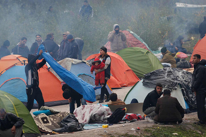 Migranten zelten am Grenzübergang von Maljevac zwischen Bosnien-Herzegowina und Kroatien.