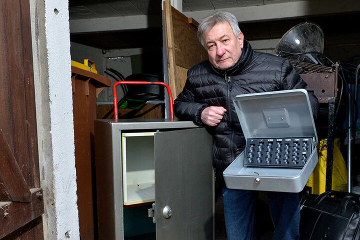 Dietmar Model (64), Geschäftsführer des Keglerheims, zeigt den geknackten Tresor.