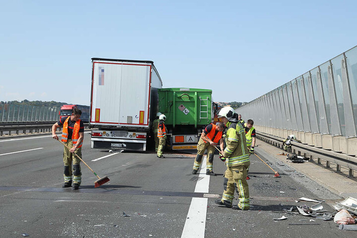 Während der Aufräumarbeiten war die Autobahn kurzzeitig voll gesperrt.