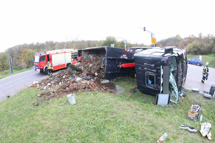 Die Feuerwehr ist an der Unfallstelle.