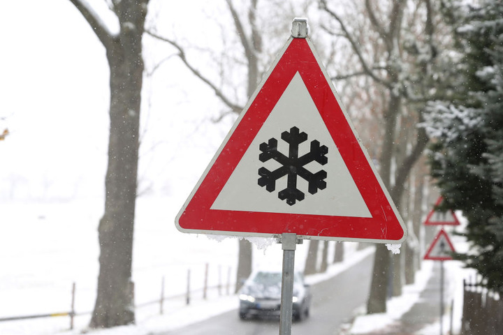 Auf den Straßen im Erzgebirge kann es auch am Montag noch gefährlich glatt werden.