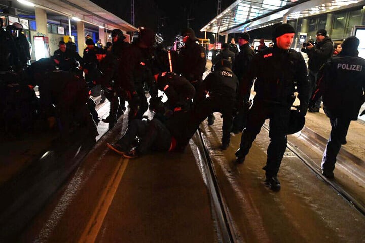 Polizisten unterbinden Blockadeversuche.