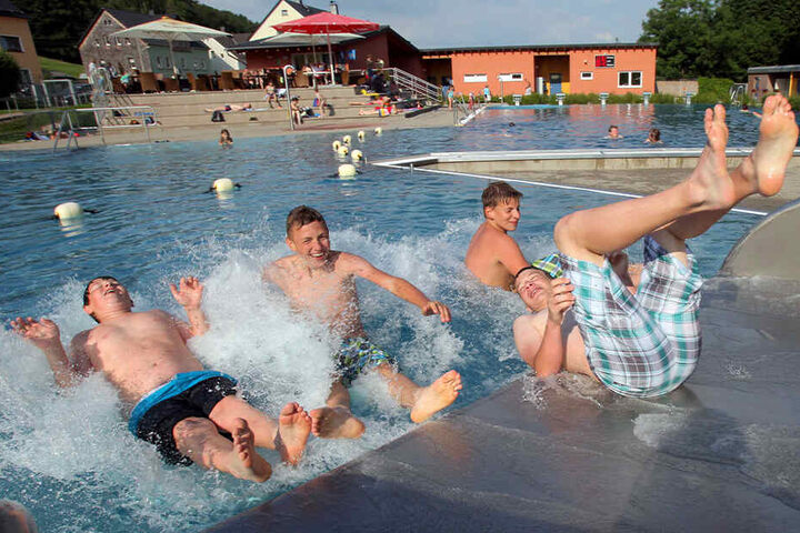 Im Freibad Einsiedel gibt es eine Breitwasserrutsche.
