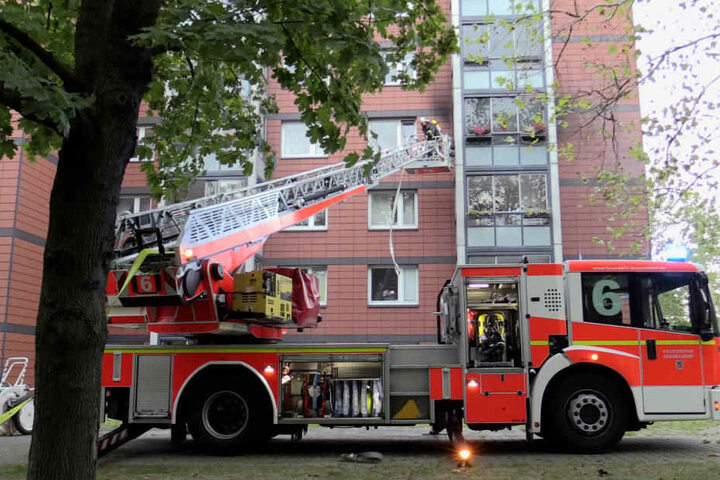 Die Feuerwehr setzte die Drehleiter ein, um zu der brennenden Wohnung vorzudringen.