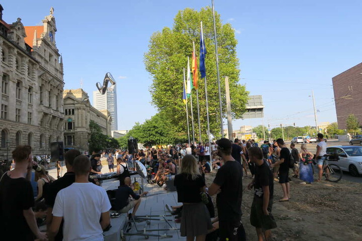 Etwa 600 Partygänger hatten sich am Dienstag vor dem Neuen Rathaus versammelt, um gegen die Sperrstunde zu demonstrieren und ihre Solidarität mit den Leipziger Clubs kundzutun.
