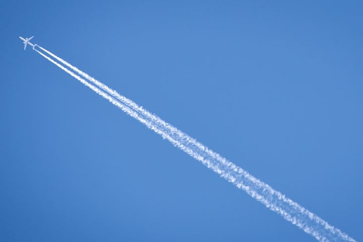 Beim Nikolausfliegen landet der Nikolaus mit dem Flugzeug auf dem Flugplatz in der Senne. (Symbolbild)