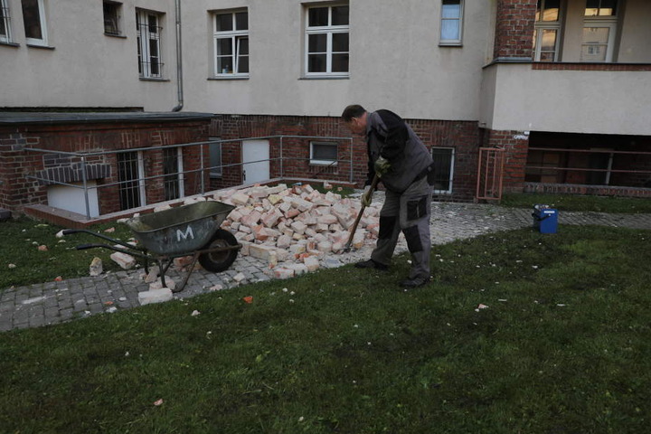 Am Tag danach wurde der Schutt entsorgt. Die Explosion hinterließ starke Schäden an den Wänden.