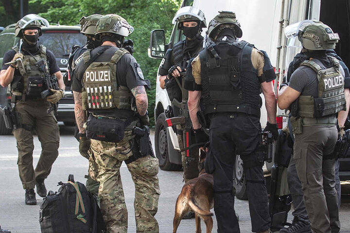 Kurz nach dem Leichenfund durchsuchte die Polizei die Umgebung mit Fährtenhunden.