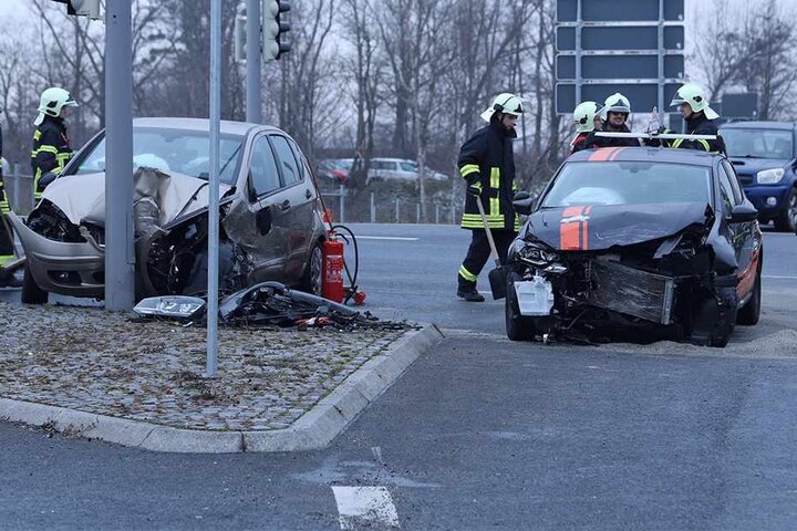Feuerwehrleute räumen erstmal auf.