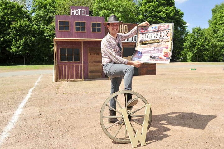 Geplant hat Bonesky viel für das verlängerte Wochenende: Rodeo, Lassoturnier, Schießbuden, Pferdeshow, Apfeltauchen, Bogenschießen, etc.