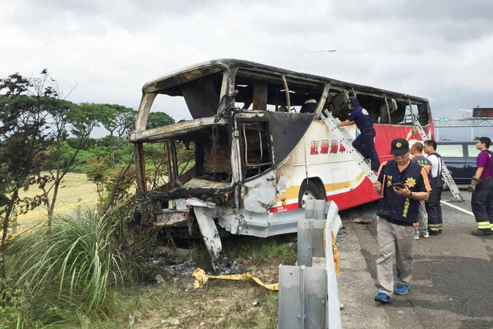 Laut Behörden habe der Busfahrer den Brand selbst gelegt.