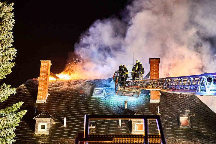 Das Feuer hatte sich unter das Schieferdach des Hauses gefressen.