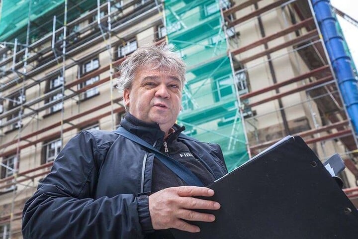 Herr der Baustelle: Der Hainichener Architekt und Planer Jan Brückner (54)
hat jedes Detail der Rathaus-Sanierung im Blick.