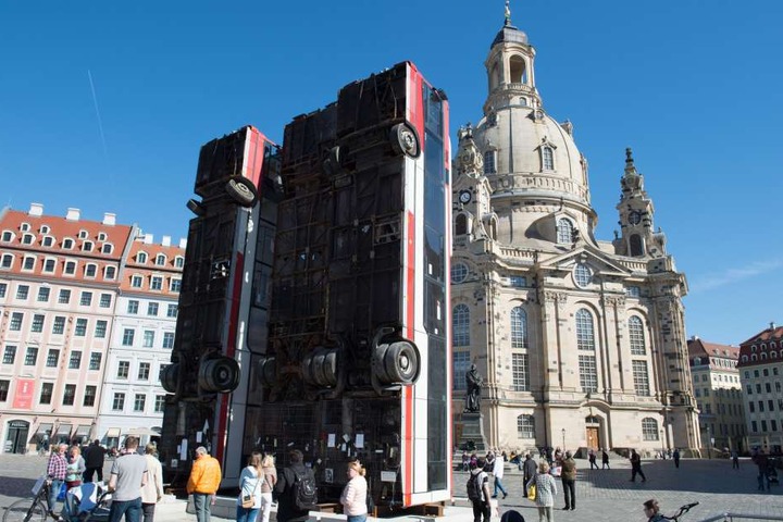 Das Bus-"Mahnmal" auf dem Neumarkt spaltete die Bevölkerung. Zeitweise musste es rund um die Uhr bewacht werden.