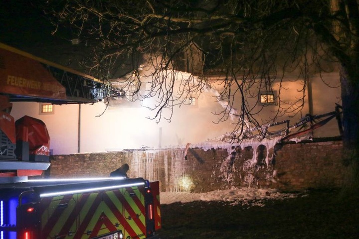Gut eine Stunde käpften die Einsatzkräfte gegen das Feuer bis sie es löschen konnten.