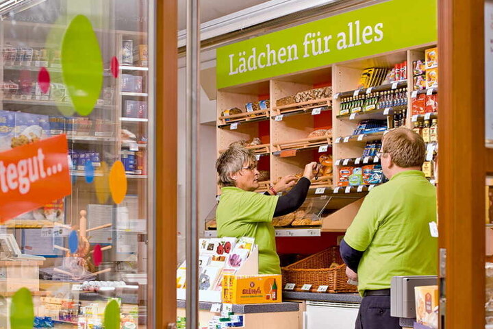 Das Foto zeigt Mitarbeiter einer Tegut-Mini-Filiale.