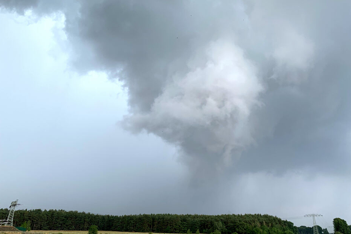 Eine Wolkenfront am Sonntag über der Grenze von Brandenburg und Sachen.