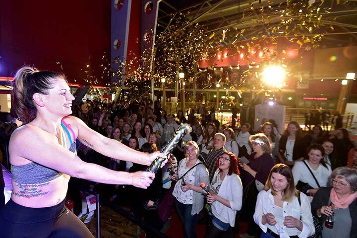 Vor der großen Filmpremiere gab es heiße Tänze und viel Show im Kino-Foyer.