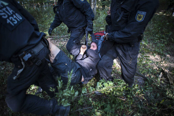 Bei der Räumung im Hambacher Forst mussten immer wieder Aktivisten weggetragen werden, die gegen die geplante Rodung des Waldes protestierten.