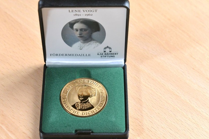 Mit dem Erwerb der Lene-Voigt-Medaille kann das Buch über die sächsische Dichterin unterstützt werden.