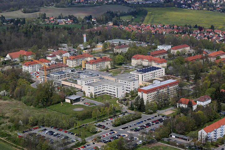 Das HBK hat noch Außenstellen in Glauchau und Kirchberg, beschäftigt 2500 Mitarbeiter und hat 900 Betten.