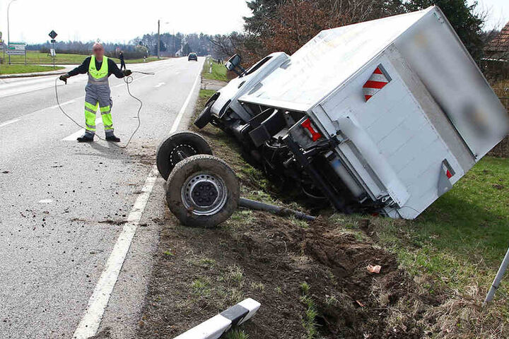 Der Transporter blieb nach dem Unfall im Graben liegen.